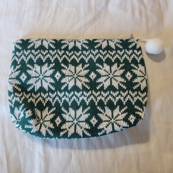 🌟Ulta beauty cosmetic bag, green and white snowflake print with pom pom - Picture 1 of 3